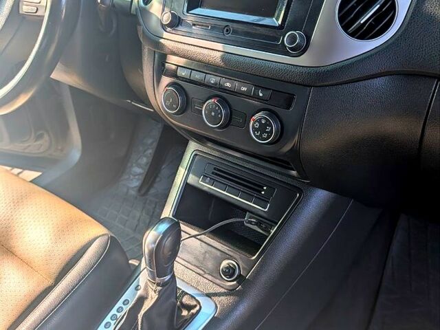 Чорний Фольксваген Тігуан, об'ємом двигуна 2 л та пробігом 139 тис. км за 13200 $, фото 7 на Automoto.ua