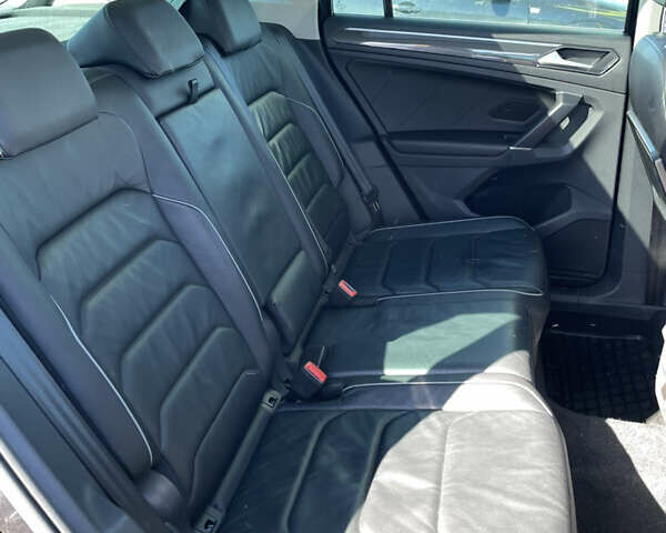 Чорний Фольксваген Тігуан, об'ємом двигуна 1.4 л та пробігом 283 тис. км за 19300 $, фото 17 на Automoto.ua