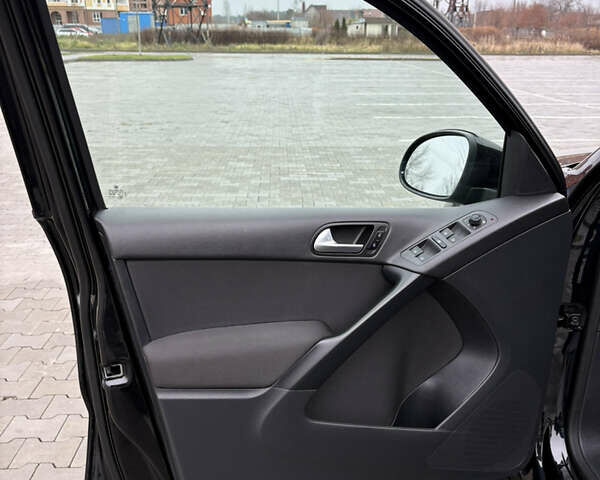 Черный Фольксваген Тигуан, объемом двигателя 2 л и пробегом 95 тыс. км за 14499 $, фото 19 на Automoto.ua