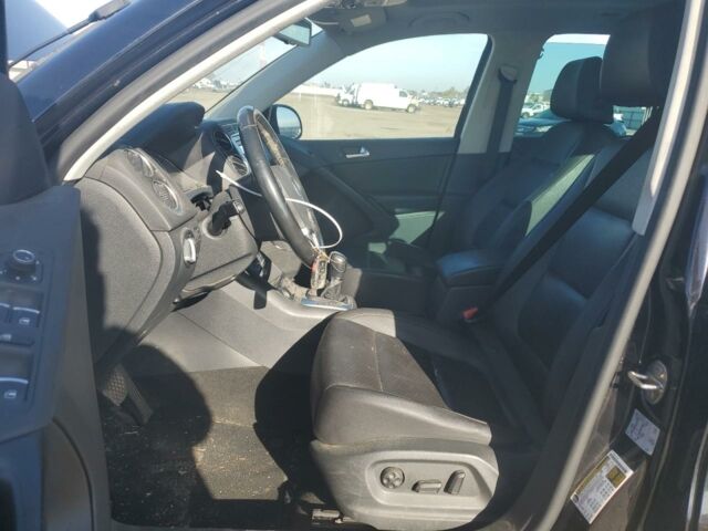 Чорний Фольксваген Тігуан, об'ємом двигуна 2 л та пробігом 136 тис. км за 10700 $, фото 6 на Automoto.ua