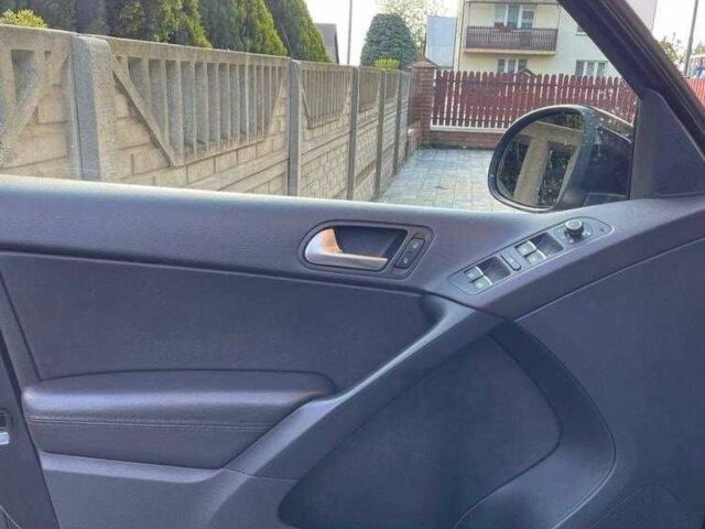 Чорний Фольксваген Тігуан, об'ємом двигуна 2 л та пробігом 153 тис. км за 12000 $, фото 7 на Automoto.ua