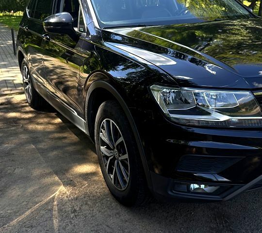 Черный Фольксваген Тигуан, объемом двигателя 2 л и пробегом 176 тыс. км за 17000 $, фото 2 на Automoto.ua