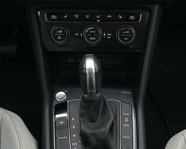 Черный Фольксваген Тигуан, объемом двигателя 1.98 л и пробегом 94 тыс. км за 19999 $, фото 9 на Automoto.ua