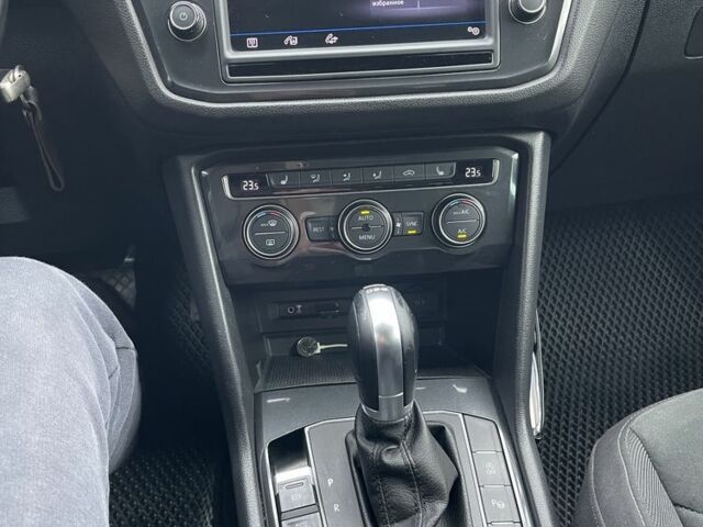 Черный Фольксваген Тигуан, объемом двигателя 2 л и пробегом 225 тыс. км за 24000 $, фото 8 на Automoto.ua