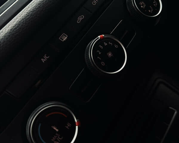 Чорний Фольксваген Тігуан, об'ємом двигуна 1.98 л та пробігом 210 тис. км за 11400 $, фото 21 на Automoto.ua