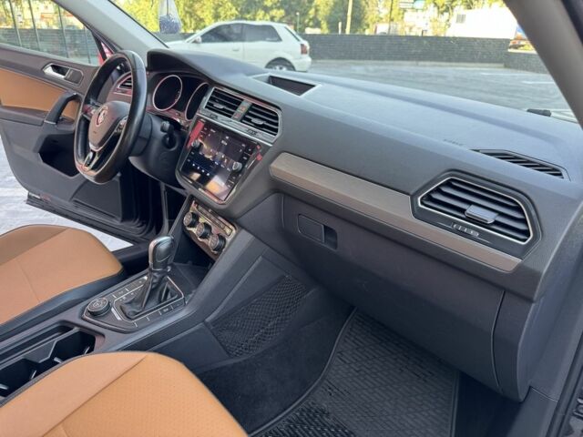 Черный Фольксваген Тигуан, объемом двигателя 2 л и пробегом 173 тыс. км за 16400 $, фото 14 на Automoto.ua