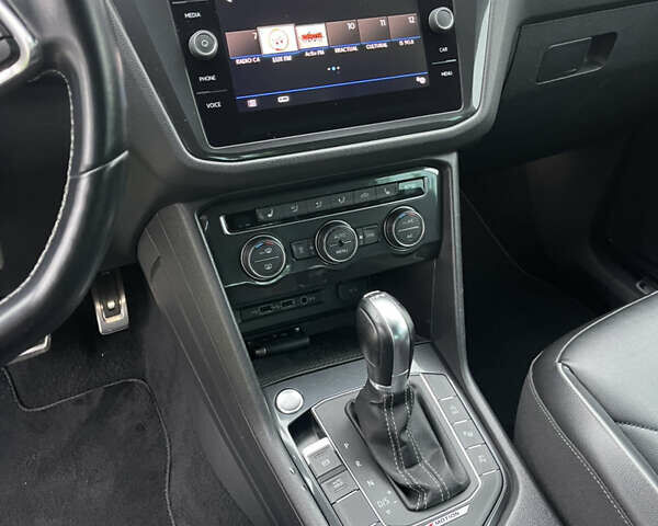 Черный Фольксваген Тигуан, объемом двигателя 1.98 л и пробегом 215 тыс. км за 26855 $, фото 2 на Automoto.ua