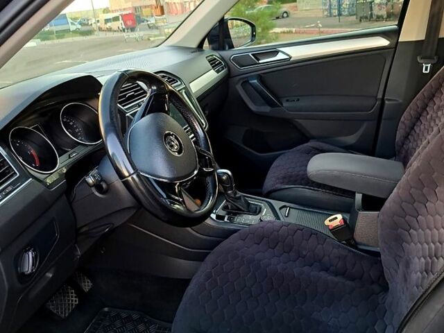 Черный Фольксваген Тигуан, объемом двигателя 2 л и пробегом 177 тыс. км за 20500 $, фото 4 на Automoto.ua