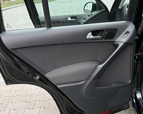 Черный Фольксваген Тигуан, объемом двигателя 2 л и пробегом 95 тыс. км за 14499 $, фото 21 на Automoto.ua