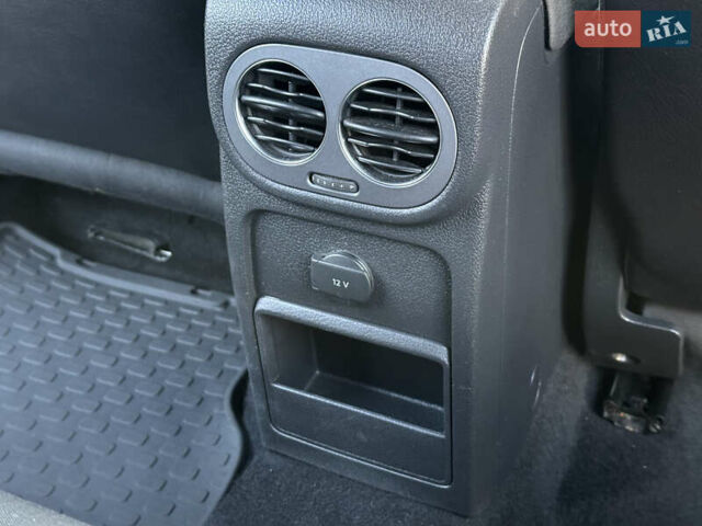 Черный Фольксваген Тигуан, объемом двигателя 2 л и пробегом 100 тыс. км за 14200 $, фото 39 на Automoto.ua