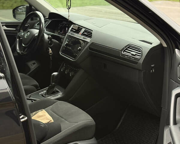 Черный Фольксваген Тигуан, объемом двигателя 2 л и пробегом 209 тыс. км за 23800 $, фото 15 на Automoto.ua