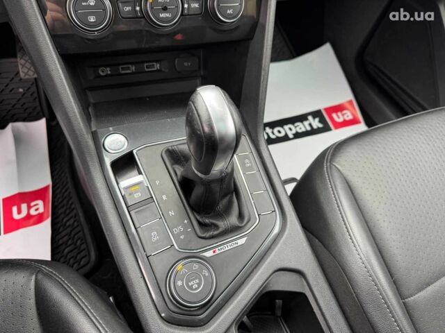 Черный Фольксваген Тигуан, объемом двигателя 2 л и пробегом 143 тыс. км за 18690 $, фото 27 на Automoto.ua