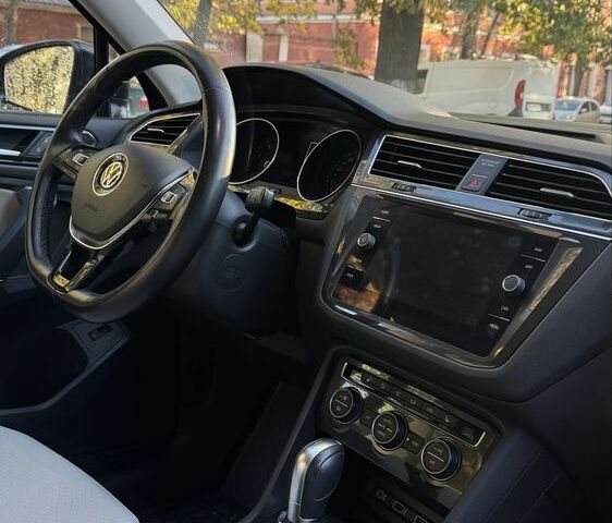 Чорний Фольксваген Тігуан, об'ємом двигуна 2 л та пробігом 127 тис. км за 22000 $, фото 7 на Automoto.ua