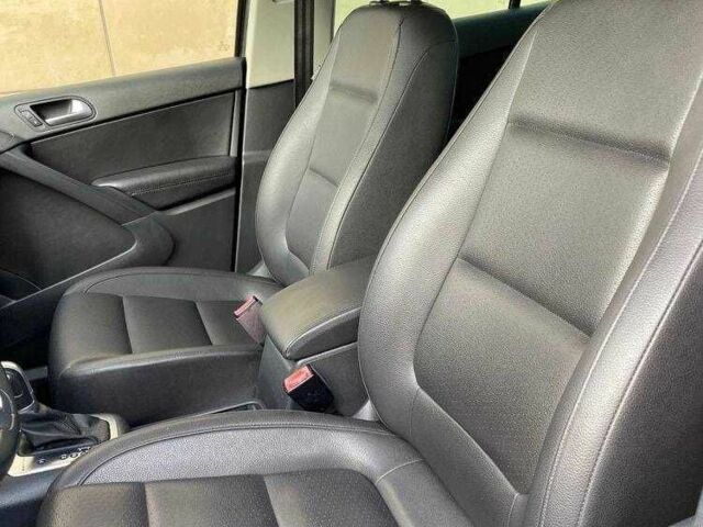 Чорний Фольксваген Тігуан, об'ємом двигуна 2 л та пробігом 153 тис. км за 12000 $, фото 6 на Automoto.ua