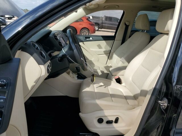 Чорний Фольксваген Тігуан, об'ємом двигуна 2 л та пробігом 150 тис. км за 8600 $, фото 6 на Automoto.ua