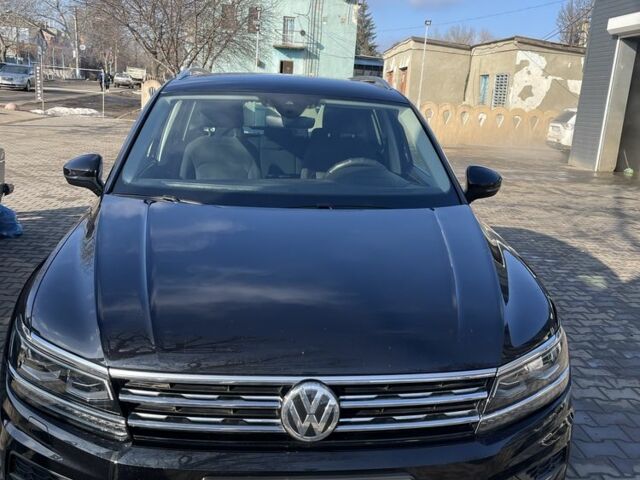 Черный Фольксваген Тигуан, объемом двигателя 2 л и пробегом 225 тыс. км за 24000 $, фото 1 на Automoto.ua