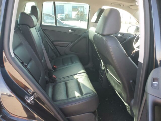 Чорний Фольксваген Тігуан, об'ємом двигуна 2 л та пробігом 136 тис. км за 10700 $, фото 10 на Automoto.ua