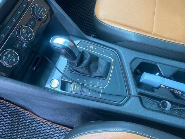 Чорний Фольксваген Тігуан, об'ємом двигуна 2 л та пробігом 131 тис. км за 18500 $, фото 5 на Automoto.ua