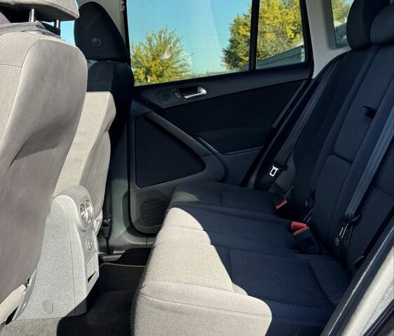 Черный Фольксваген Тигуан, объемом двигателя 2 л и пробегом 183 тыс. км за 14000 $, фото 13 на Automoto.ua