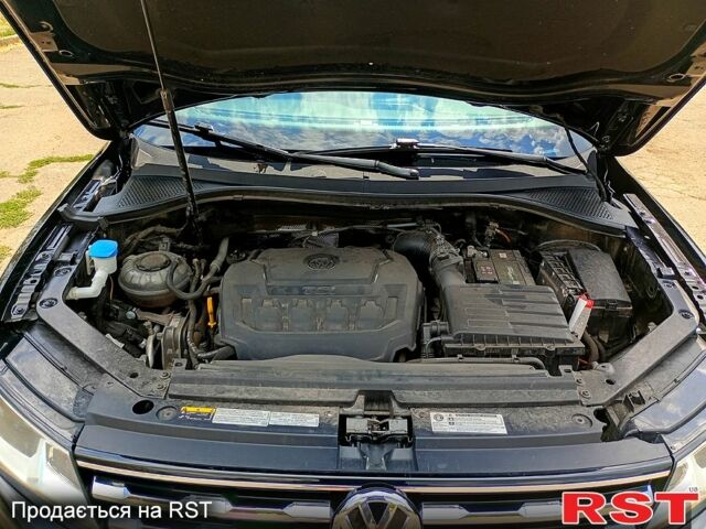 Чорний Фольксваген Тігуан, об'ємом двигуна 2 л та пробігом 93 тис. км за 15000 $, фото 2 на Automoto.ua