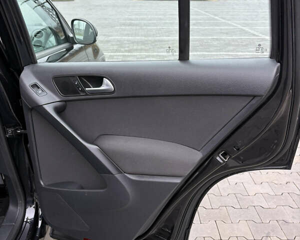 Черный Фольксваген Тигуан, объемом двигателя 2 л и пробегом 95 тыс. км за 14499 $, фото 22 на Automoto.ua