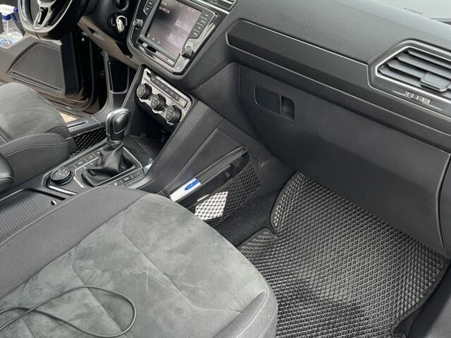 Черный Фольксваген Тигуан, объемом двигателя 2 л и пробегом 225 тыс. км за 24000 $, фото 10 на Automoto.ua