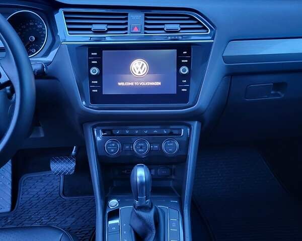 Чорний Фольксваген Тігуан, об'ємом двигуна 2 л та пробігом 101 тис. км за 21000 $, фото 18 на Automoto.ua