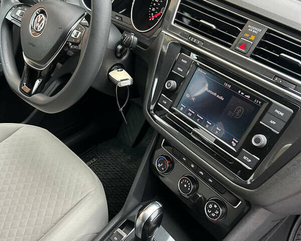 Черный Фольксваген Тигуан, объемом двигателя 2 л и пробегом 105 тыс. км за 16350 $, фото 23 на Automoto.ua