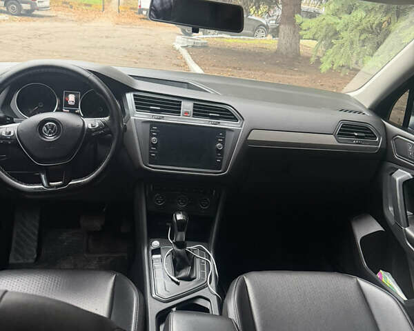 Черный Фольксваген Тигуан, объемом двигателя 1.98 л и пробегом 195 тыс. км за 16000 $, фото 9 на Automoto.ua