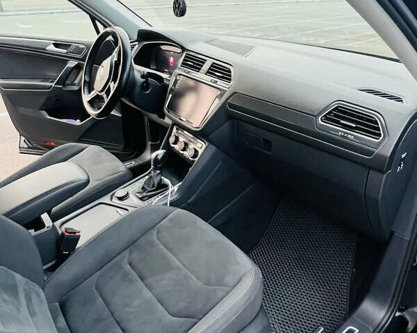 Черный Фольксваген Тигуан, объемом двигателя 1.97 л и пробегом 228 тыс. км за 26000 $, фото 11 на Automoto.ua