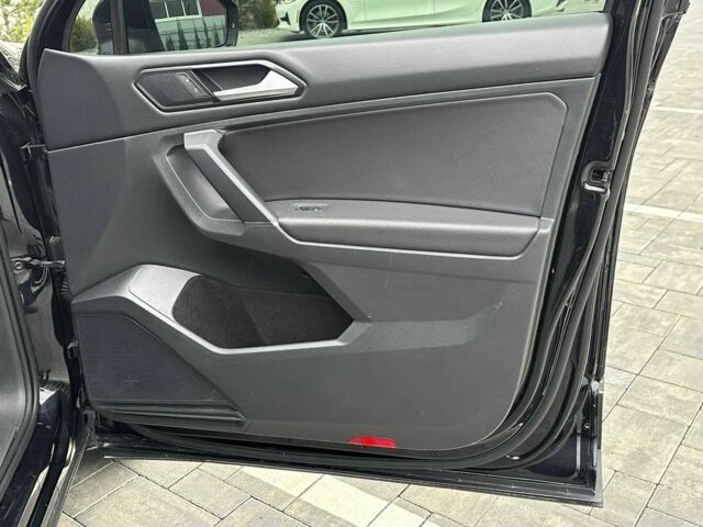 Чорний Фольксваген Тігуан, об'ємом двигуна 2 л та пробігом 271 тис. км за 16499 $, фото 9 на Automoto.ua