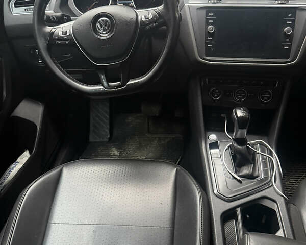 Черный Фольксваген Тигуан, объемом двигателя 1.98 л и пробегом 195 тыс. км за 16000 $, фото 10 на Automoto.ua