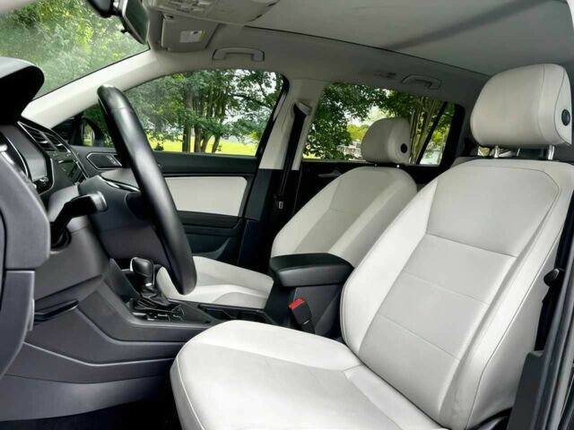 Чорний Фольксваген Тігуан, об'ємом двигуна 2 л та пробігом 37 тис. км за 4000 $, фото 12 на Automoto.ua