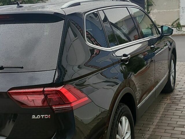 Чорний Фольксваген Тігуан, об'ємом двигуна 2 л та пробігом 260 тис. км за 24950 $, фото 4 на Automoto.ua