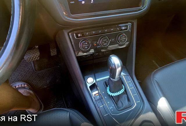 Чорний Фольксваген Тігуан, об'ємом двигуна 2 л та пробігом 110 тис. км за 18300 $, фото 2 на Automoto.ua