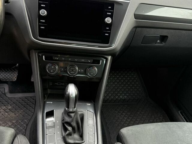 Черный Фольксваген Тигуан, объемом двигателя 2 л и пробегом 182 тыс. км за 27499 $, фото 6 на Automoto.ua