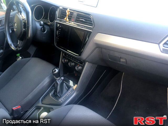 Черный Фольксваген Тигуан, объемом двигателя 2 л и пробегом 258 тыс. км за 21000 $, фото 10 на Automoto.ua