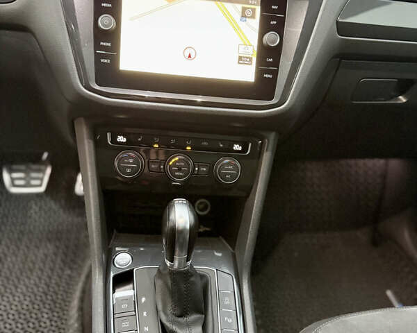 Черный Фольксваген Тигуан, объемом двигателя 1.97 л и пробегом 204 тыс. км за 26990 $, фото 12 на Automoto.ua