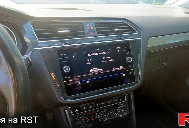 Чорний Фольксваген Тігуан, об'ємом двигуна 2 л та пробігом 110 тис. км за 18300 $, фото 3 на Automoto.ua