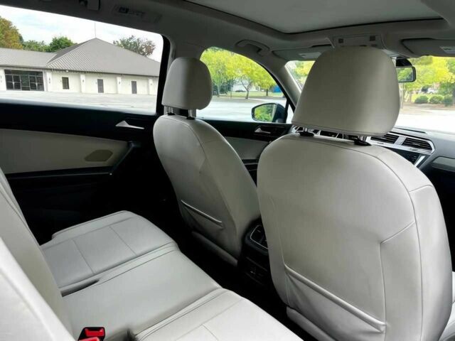 Чорний Фольксваген Тігуан, об'ємом двигуна 2 л та пробігом 37 тис. км за 4000 $, фото 15 на Automoto.ua