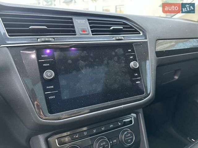 Черный Фольксваген Тигуан, объемом двигателя 2 л и пробегом 94 тыс. км за 17260 $, фото 18 на Automoto.ua