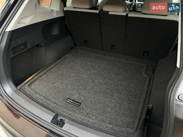 Черный Фольксваген Тигуан, объемом двигателя 2 л и пробегом 105 тыс. км за 16350 $, фото 35 на Automoto.ua