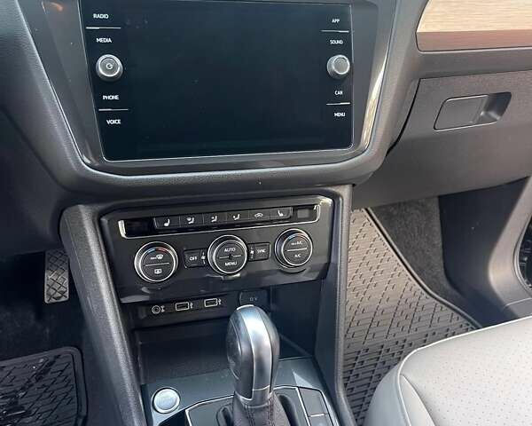 Черный Фольксваген Тигуан, объемом двигателя 1.98 л и пробегом 160 тыс. км за 18000 $, фото 3 на Automoto.ua