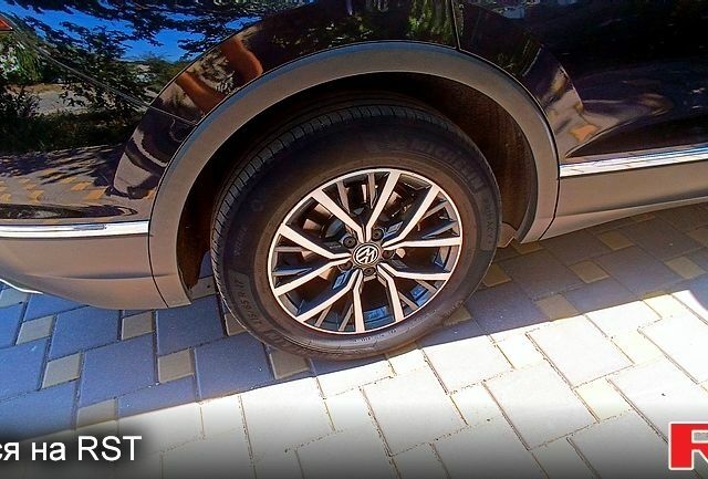 Чорний Фольксваген Тігуан, об'ємом двигуна 2 л та пробігом 110 тис. км за 18300 $, фото 5 на Automoto.ua