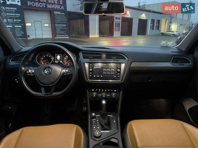 Чорний Фольксваген Тігуан, об'ємом двигуна 2 л та пробігом 162 тис. км за 18750 $, фото 12 на Automoto.ua