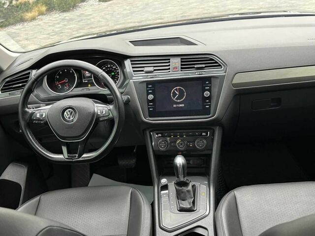 Чорний Фольксваген Тігуан, об'ємом двигуна 2 л та пробігом 271 тис. км за 16499 $, фото 7 на Automoto.ua