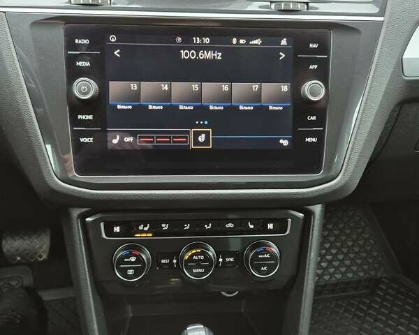 Черный Фольксваген Тигуан, объемом двигателя 1.98 л и пробегом 198 тыс. км за 21950 $, фото 41 на Automoto.ua