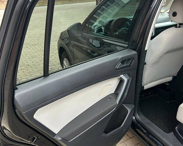 Черный Фольксваген Тигуан, объемом двигателя 2 л и пробегом 105 тыс. км за 16350 $, фото 20 на Automoto.ua