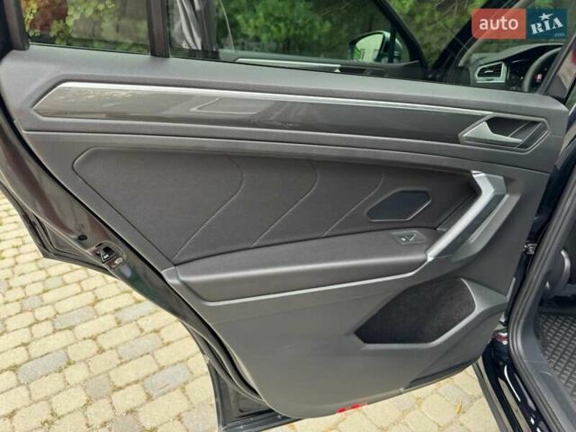 Чорний Фольксваген Тігуан, об'ємом двигуна 2 л та пробігом 223 тис. км за 27799 $, фото 29 на Automoto.ua