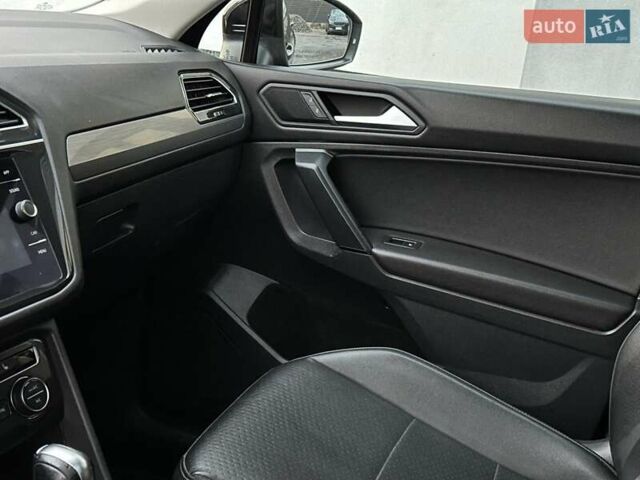 Чорний Фольксваген Тігуан, об'ємом двигуна 2 л та пробігом 200 тис. км за 15900 $, фото 39 на Automoto.ua